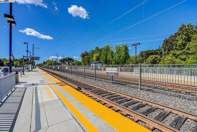 2561 Park Boulevard, Palo Alto CA: https://media.crmls.org/mediaz/69b1c5ab-0e0c-48ca-b984-7e12a3106423.jpg