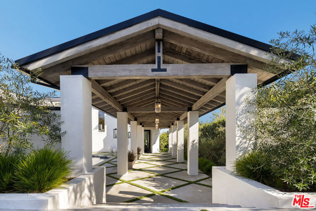 7052 Dume Drive, Malibu CA: https://media.crmls.org/mediaz/69b3129b-4505-4112-90b1-488b4d13b817.jpg