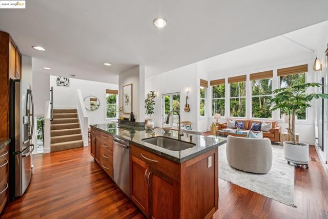 2104 6Th St, Berkeley CA: https://media.crmls.org/mediaz/69b4b9c4-fbaf-4048-a208-ee6b07f980dc.jpg
