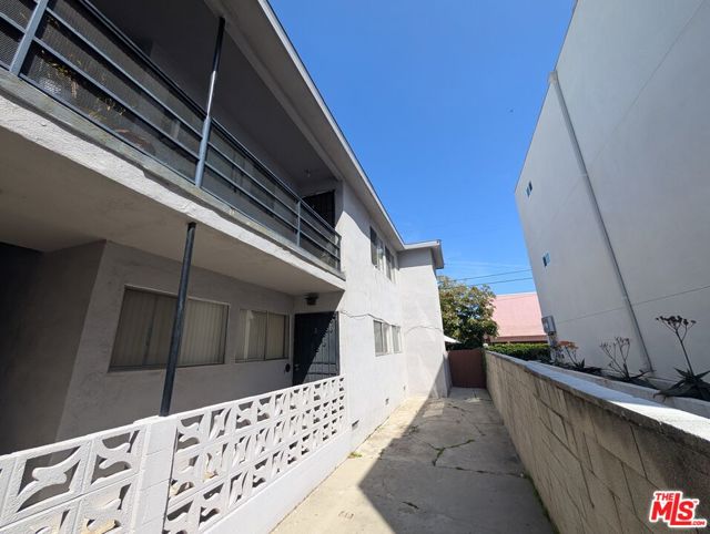 2120 Carmona Avenue, Los Angeles CA: https://media.crmls.org/mediaz/69b4ec6e-1582-4d2c-97fe-406bdc1fddc1.jpg