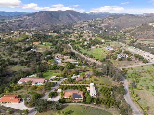 1379 Sunny Heights Road, Fallbrook CA: https://media.crmls.org/mediaz/69b50ef4-5b64-400c-8741-4a3282dc9d0b.jpg