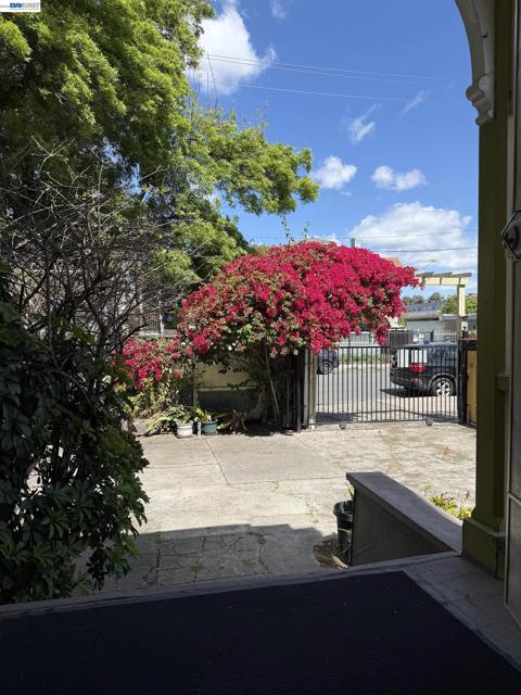 663 25TH Street, Oakland CA: https://media.crmls.org/mediaz/69b56ce3-bec7-452a-920b-fc55062b41bb.jpg