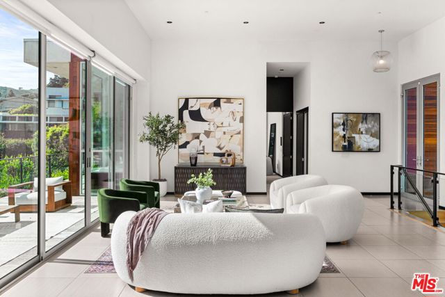 933 Bluegrass Lane, Los Angeles CA: https://media.crmls.org/mediaz/69b5905a-8232-40d2-b35e-bdda1b250155.jpg