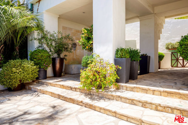 2249 Mountain Oak Drive, Los Angeles CA: https://media.crmls.org/mediaz/69b5d4d5-ca40-4e97-a070-f7dac855c9be.jpg