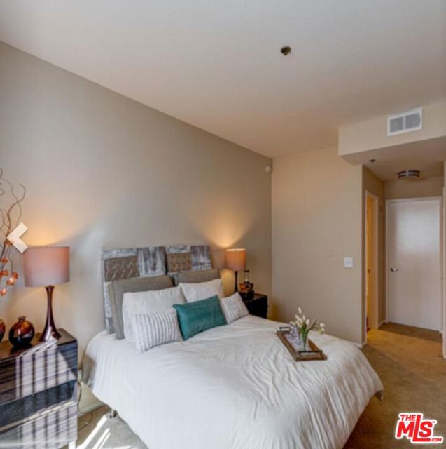 740 S Burnside Avenue, Los Angeles CA: https://media.crmls.org/mediaz/69b5dcb7-25c8-4529-9290-bce4d8f57900.jpg