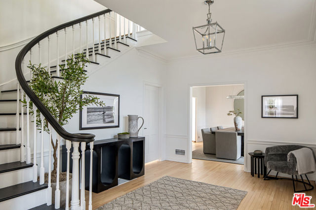 625 N Sierra Drive, Beverly Hills CA: https://media.crmls.org/mediaz/69b659fd-ad59-4707-a9cc-e39c3f50116f.jpg