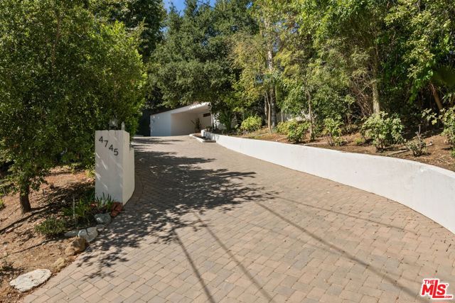 4745 Caritina Drive, Tarzana CA: https://media.crmls.org/mediaz/69b894db-4b79-4878-a2b6-9c016fadb003.jpg