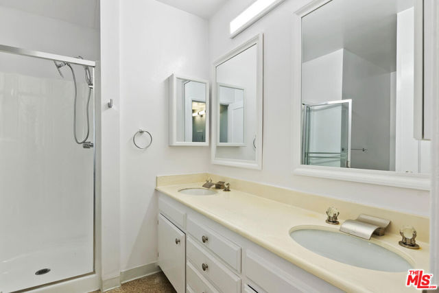 927 N Kings Road, West Hollywood CA: https://media.crmls.org/mediaz/69b8a49d-2c09-44f2-b355-2bbe7e2086f0.jpg