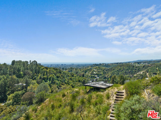 2207 Bowmont Drive, Beverly Hills CA: https://media.crmls.org/mediaz/69b92af0-c4d7-4788-90dd-7e703e903d6c.jpg
