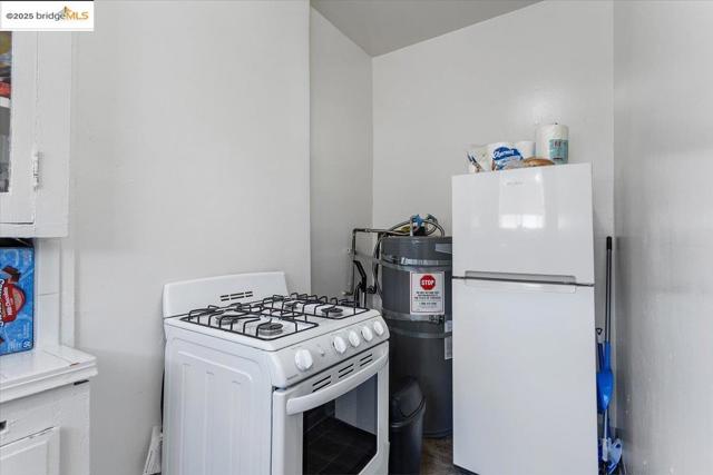 498 25th Street, Oakland CA: https://media.crmls.org/mediaz/69b9a13f-8a39-49ab-832d-646290b043bb.jpg