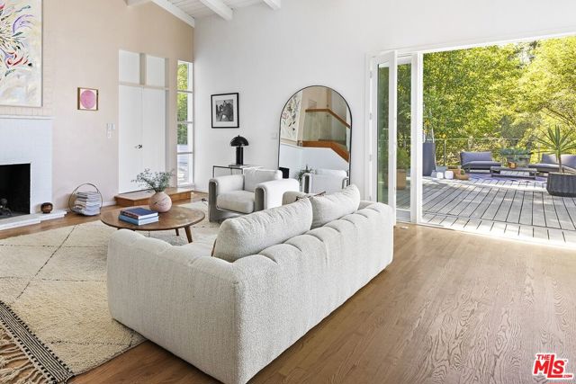 3820 Broadlawn Drive, Los Angeles CA: https://media.crmls.org/mediaz/69bac786-c934-470b-ae41-00c8298902e7.jpg