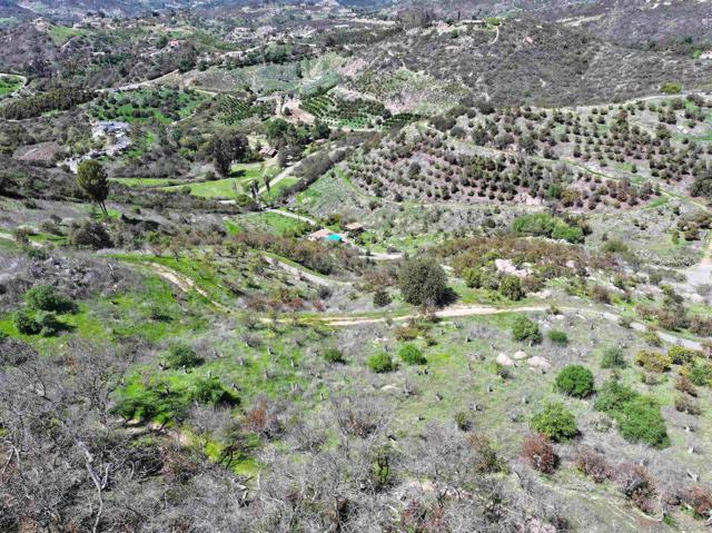 2339 Green Valley Rd, Fallbrook CA: https://media.crmls.org/mediaz/69bc3de6-54a1-4a4a-b1f3-c09e9a12ca87.jpg