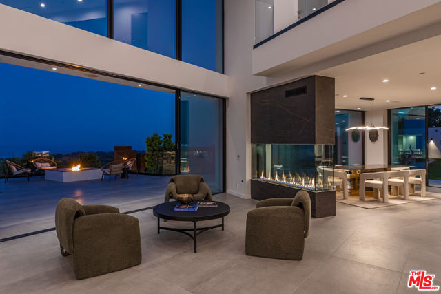 6156 Zumirez Drive, Malibu CA: https://media.crmls.org/mediaz/69bdeea8-d082-4c5b-acee-2791c7516067.jpg