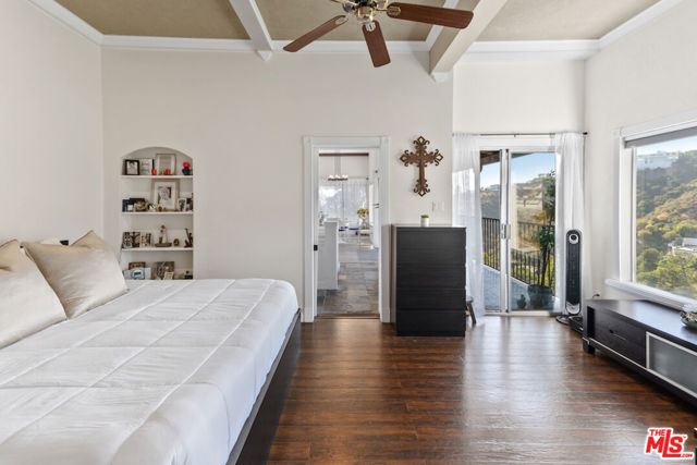 1923 Sunset Plaza Drive, Los Angeles CA: https://media.crmls.org/mediaz/69be8cb9-abaa-4a40-b843-ebab6de00090.jpg