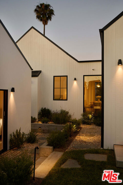 7841 Stewart Avenue, Los Angeles CA: https://media.crmls.org/mediaz/69bebd7e-fd3f-4fe8-8e4b-4efd0e71e957.jpg