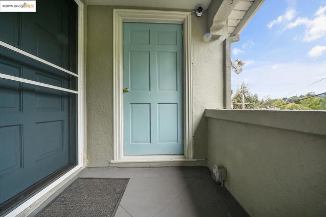 5925 Outlook Ave, Oakland CA: https://media.crmls.org/mediaz/69becc91-689f-42f0-a5ed-048eb8b9ff15.jpg