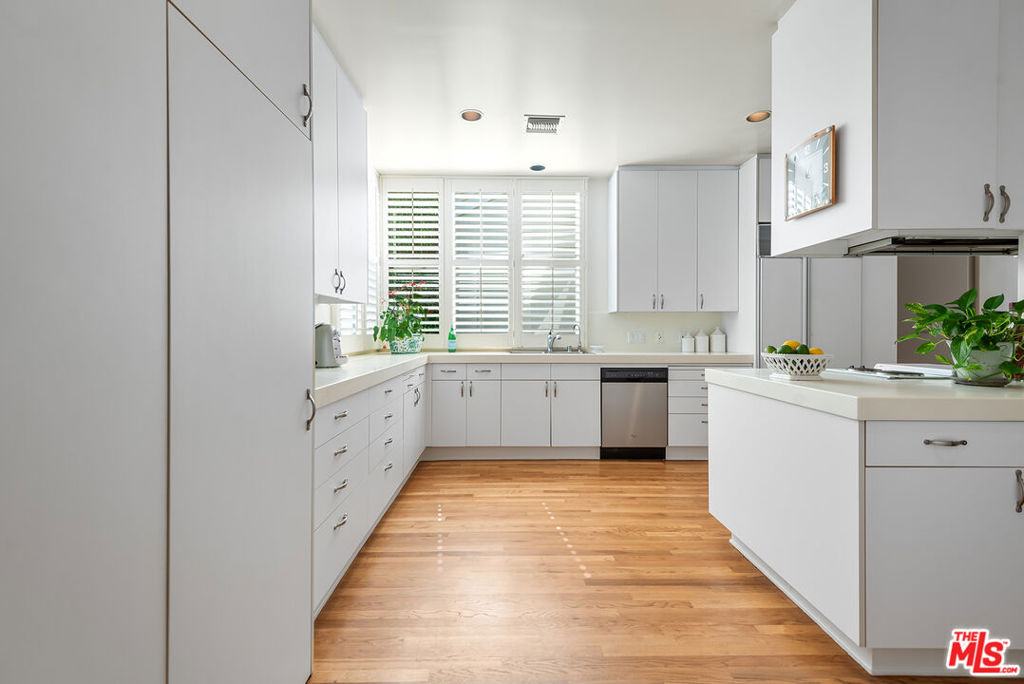 Residential for sale in Los Angeles, California, 24454355