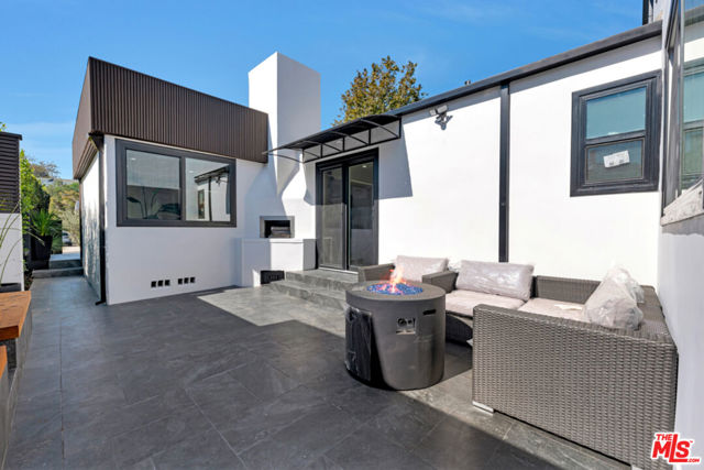 418 N Bowling Green Way, Los Angeles CA: https://media.crmls.org/mediaz/69c01728-657b-48b3-a605-620cda4fcf92.jpg