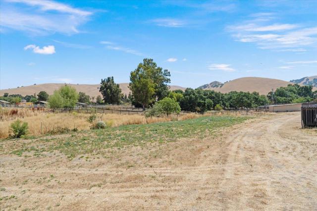 1080 Spring Grove Road, Hollister CA: https://media.crmls.org/mediaz/69c0182f-48e2-4414-9ff1-ab2fc8a13361.jpg