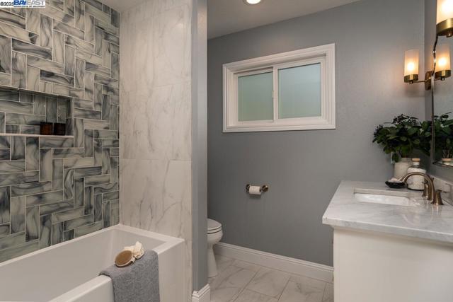 10 Easton Ct, Orinda CA: https://media.crmls.org/mediaz/69c08da2-f0c9-40d1-a3ff-a9391815bee9.jpg