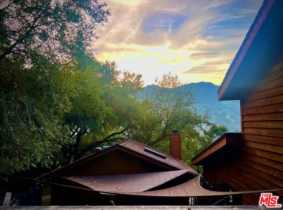 https://media.crmls.org/mediaz/69c0c941-53ed-48ee-a992-2155e2115329.jpg?preset=X-Large