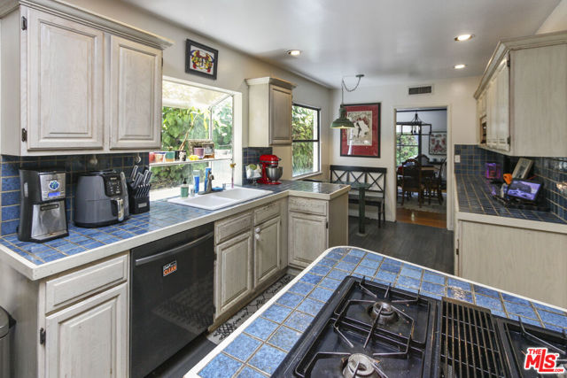 14202 Cantlay Street photo 4