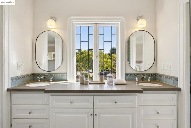 700 Longridge Rd, Oakland CA: https://media.crmls.org/mediaz/69c20f84-6ea6-4e7d-b934-77fa40891a51.jpg