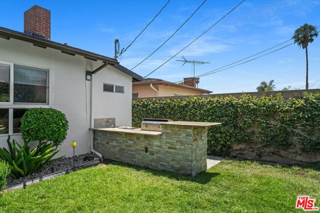 5905 S Chariton Avenue, Los Angeles CA: https://media.crmls.org/mediaz/69c26e00-c10e-4881-899b-4985177ede5b.jpg