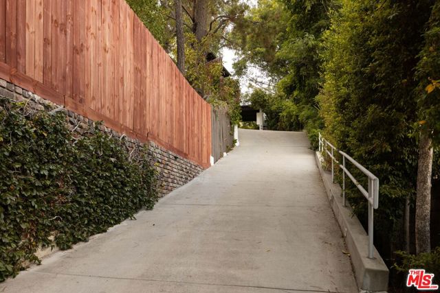 5911 Canyon Heights Lane, Los Angeles CA: https://media.crmls.org/mediaz/69c36dea-1bf8-4a24-8556-4b9caab80558.jpg