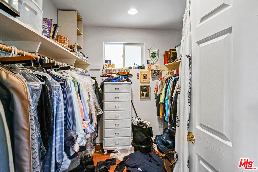 https://media.crmls.org/mediaz/69c3bdc3-7ada-4f77-aefa-a253f219d0c3.jpg?preset=X-Large