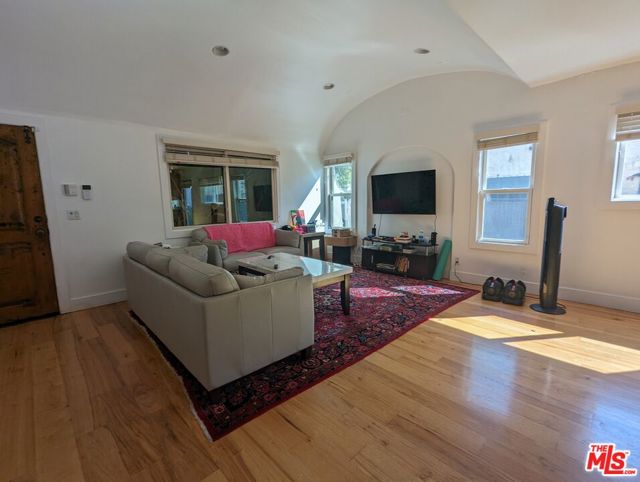 833 N Las Palmas Avenue, Los Angeles CA: https://media.crmls.org/mediaz/69c44448-ea32-40ad-9771-5d63b7b6b969.jpg
