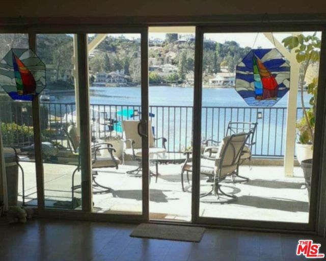 32134 Beachlake Lane, Westlake Village CA: https://media.crmls.org/mediaz/69c4925e-152a-438c-8115-55f7b044a401.jpg