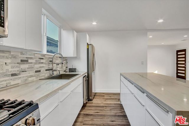 2419 S Cochran Avenue, Los Angeles CA: https://media.crmls.org/mediaz/69c57c77-4010-4ab9-95ba-ff1905a2ae8b.jpg