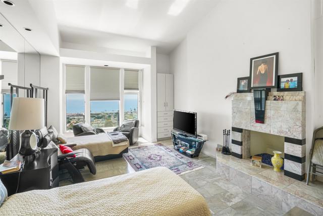 5756 La Jolla Corona Dr, La Jolla CA: https://media.crmls.org/mediaz/69c58ad3-9630-4e9f-8631-24568ff8a43e.jpg