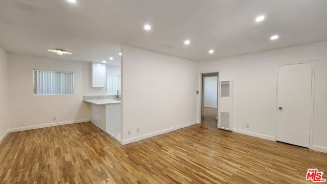 12942 Moorpark Street, Studio City CA: https://media.crmls.org/mediaz/69c76097-9663-4880-b459-2e1756c42db4.jpg