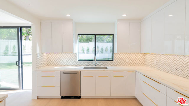 10520 Ashton Avenue, Los Angeles CA: https://media.crmls.org/mediaz/69c84b42-aa6a-46df-860c-c721234f0637.jpg