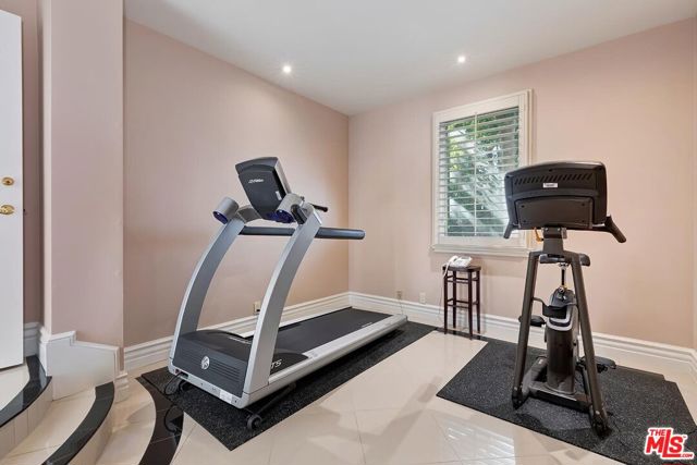 2327 Weybridge Lane, Los Angeles CA: https://media.crmls.org/mediaz/69c86e11-7bb6-4d33-92bc-f69cd8835656.jpg