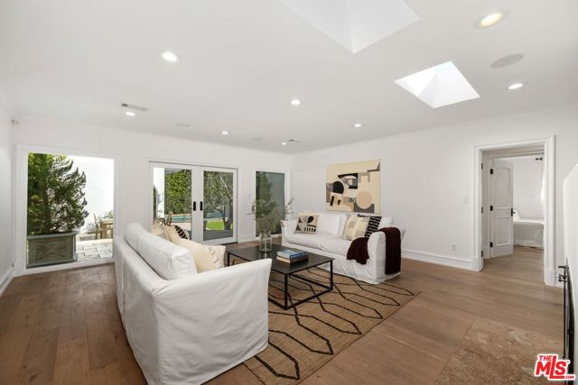 514 N Walden Drive, Beverly Hills CA: https://media.crmls.org/mediaz/69c98b72-99c5-4fce-8ef2-0a7a0e8d4744.jpg