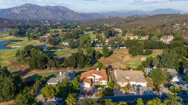 15425 Vista Vicente Dr, San Diego CA: https://media.crmls.org/mediaz/69c9e5b7-2f49-434d-ad40-189fe0faf6ec.jpg