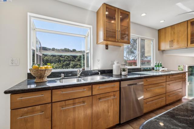 3483 Skyline Dr, Hayward CA: https://media.crmls.org/mediaz/69ca9864-c6b8-4de5-929a-b2438215a755.jpg