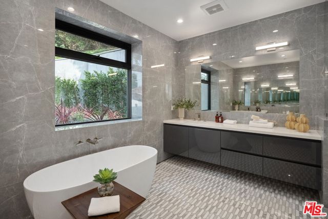3670 Buena Park Drive, Studio City CA: https://media.crmls.org/mediaz/69cba333-8fdc-49f7-90d2-6a8ccaf4fb57.jpg