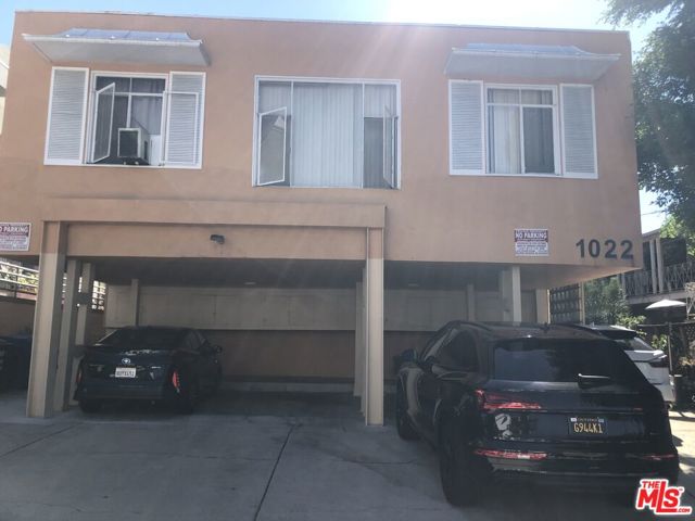 1022 N Croft Avenue, Los Angeles CA: https://media.crmls.org/mediaz/69cd682e-9dba-4df2-ad00-7f9836b45906.jpg