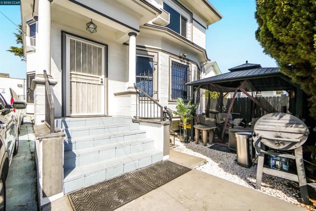 2510 E 21st ST, Oakland CA: https://media.crmls.org/mediaz/69ce1fc8-bf9e-4e04-80f0-0320cd9caaa6.jpg