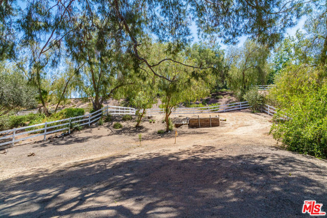 5854 Round Meadow Road, Hidden Hills CA: https://media.crmls.org/mediaz/69ce250d-1ea5-4d6c-9e11-37a946c7a0c9.jpg