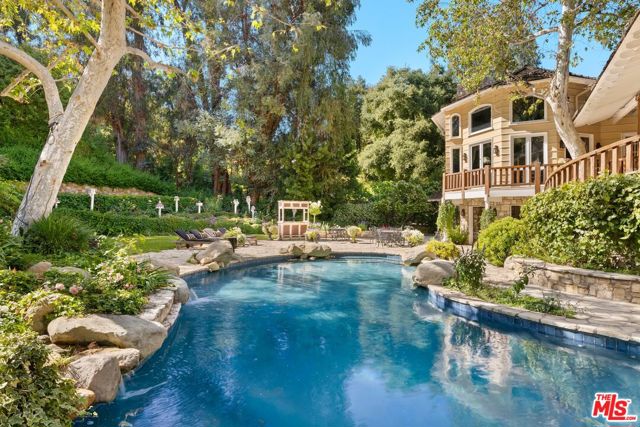 4535 Vanalden Avenue, Tarzana CA: https://media.crmls.org/mediaz/69ce79da-6cbd-482c-a0ee-70181b838e54.jpg