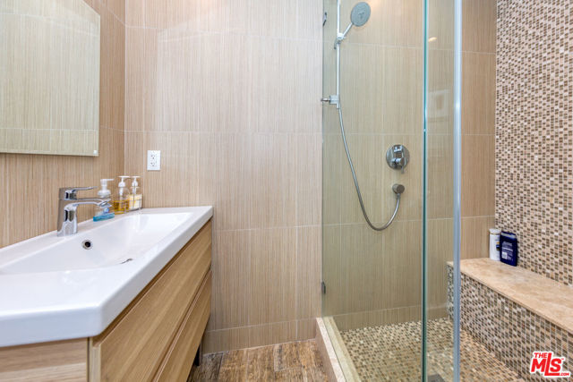 38 Sunset Avenue, Venice CA: https://media.crmls.org/mediaz/69ce87a1-ad59-4626-ace7-4d3b78442153.jpg