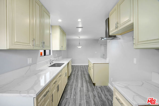 17812 Blythe Street photo 6