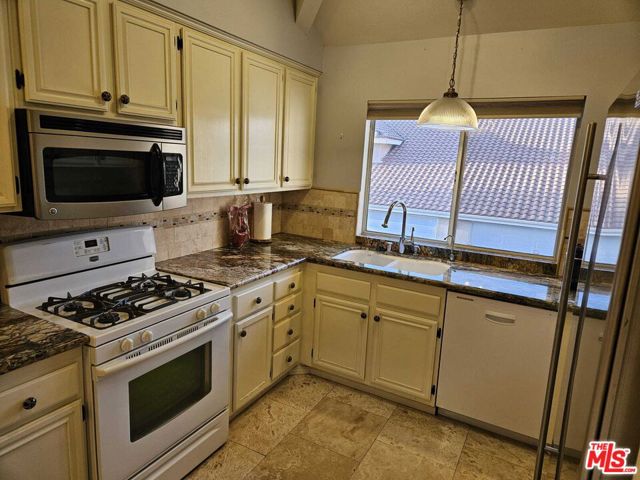 290 Ridgeton Lane, Simi Valley CA: https://media.crmls.org/mediaz/69d0a5cd-3e9a-4474-8418-06a5fc14453a.jpg