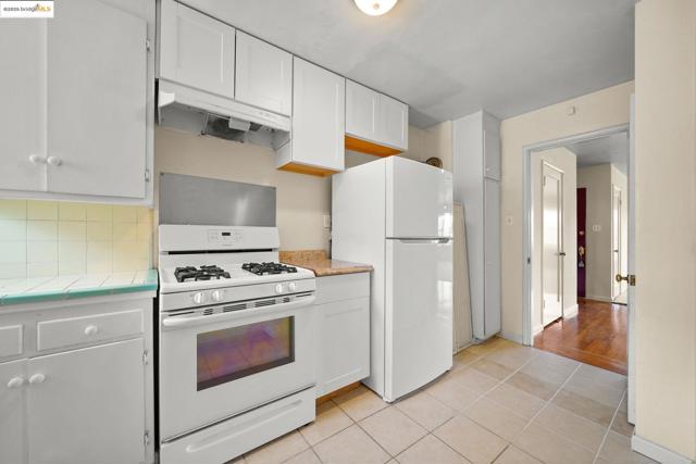 829 Vermont St, Oakland CA: https://media.crmls.org/mediaz/69d17fb1-6e16-460a-9685-fef317cec622.jpg