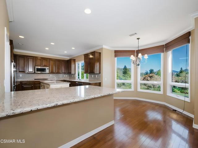 1624 Bushgrove Court, Lake Sherwood CA: https://media.crmls.org/mediaz/69d1829d-62a5-4bf6-b582-4579b2394730.jpg